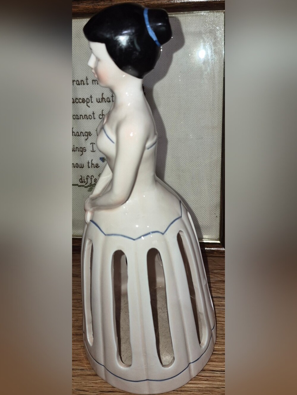 Vintage 1970s Ceramic Lady Napkin and Handkerchief holder from Lillian Vernon - Picture 3 of 6